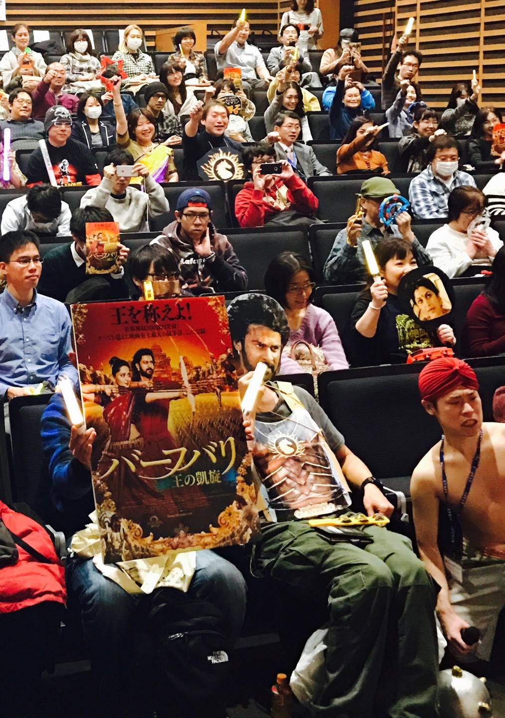 映画の神様がスクリーンに降臨 バーフバリ 王の凱旋 業界初 絶叫上映体験試写会レポート 映画がもっと面白くなる映画情報サイト ムビッチ