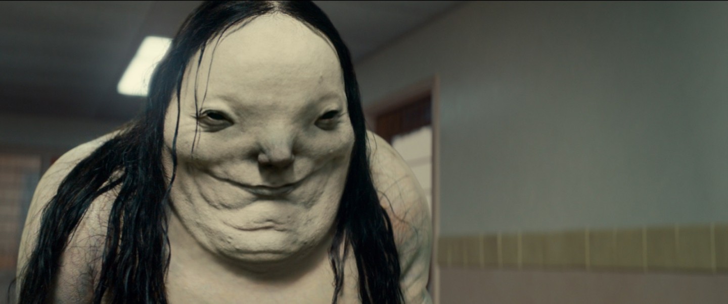 貞子に匹敵 不気味な黒ロングヘアの青白いモンスター スケアリーストーリーズ 怖い本 登場シーン映像 場面写真 映画がもっと面白くなる映画情報サイト ムビッチ