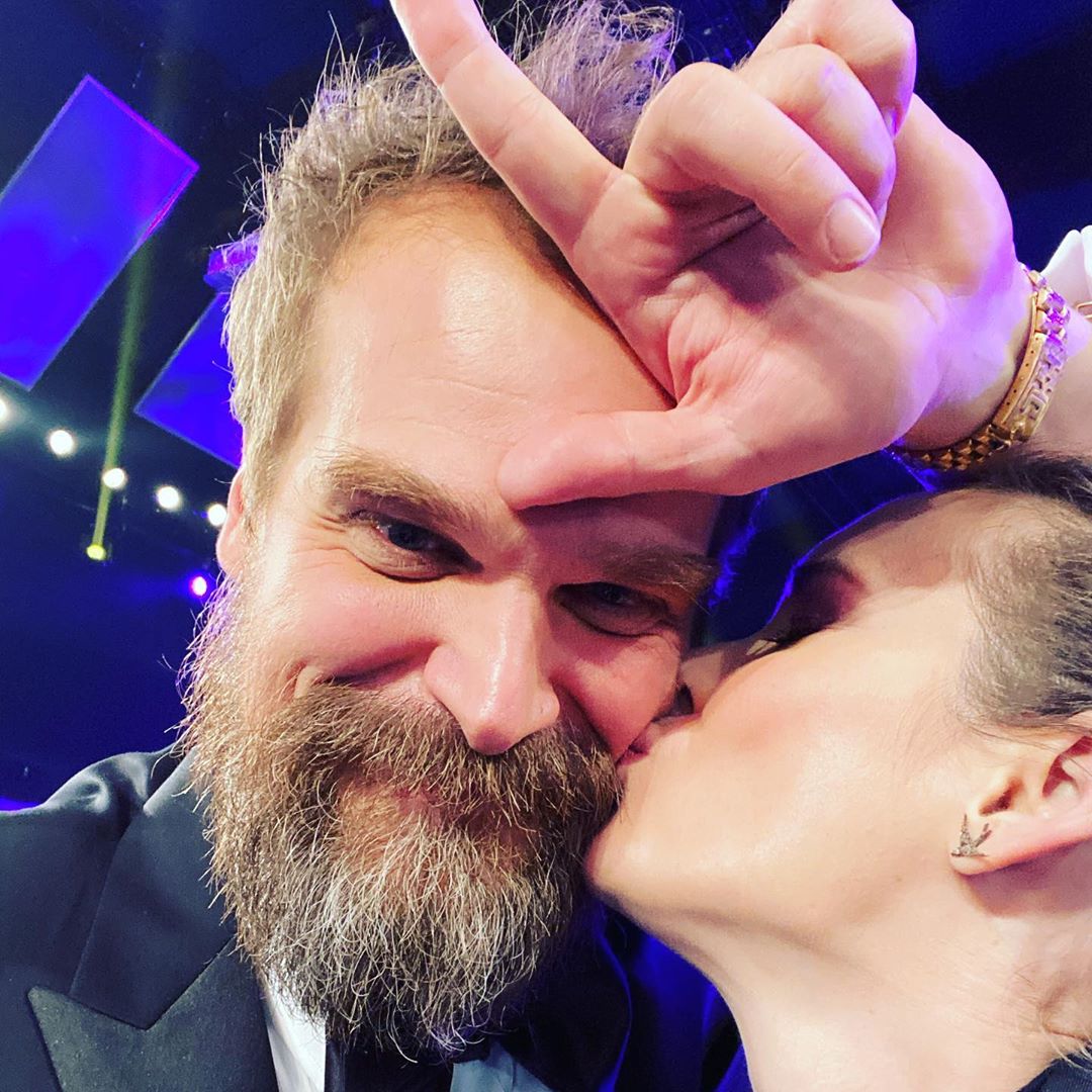 ストレンジャー シングス ウィノナ ライダーがデヴィッド ハーバーの頬にキス 微笑ましい2ショット公開 映画がもっと面白くなる映画情報サイト ムビッチ