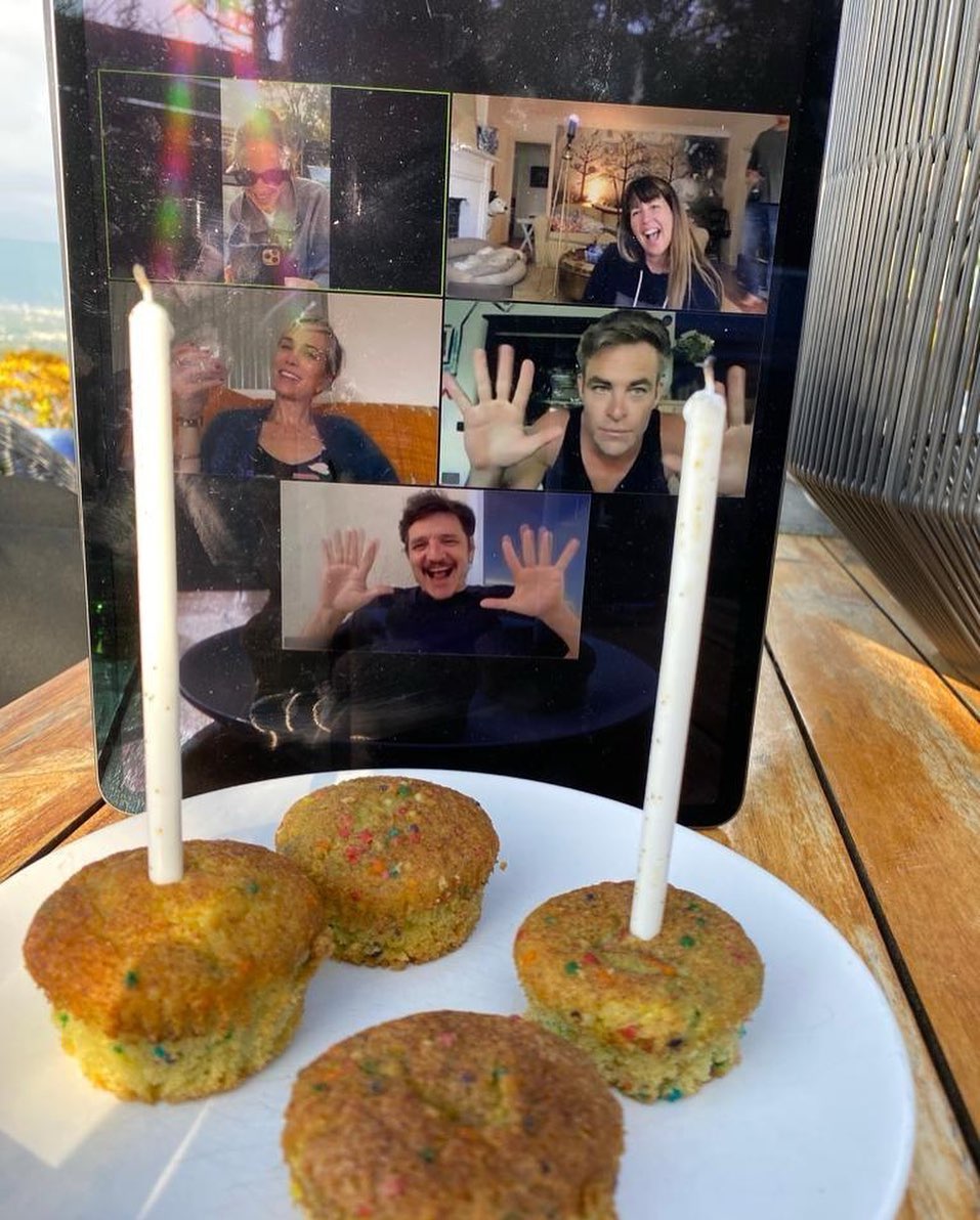 ワンダーウーマン 1984 ガル ガドット クリス パインらがビデオ通話で集合 共演のペドロ パスカルのバースデーを祝福 映画がもっと面白くなる映画情報サイト ムビッチ