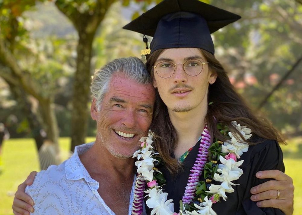 ピアース ブロスナン 息子の大学卒業を祝福 肩を組んだ親子ショットを公開 映画がもっと面白くなる映画情報サイト ムビッチ