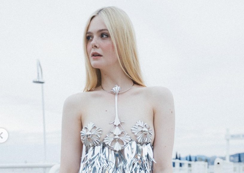 エル・ファニング、胸元がセクシーなシルバーのフリンジドレス姿を披露