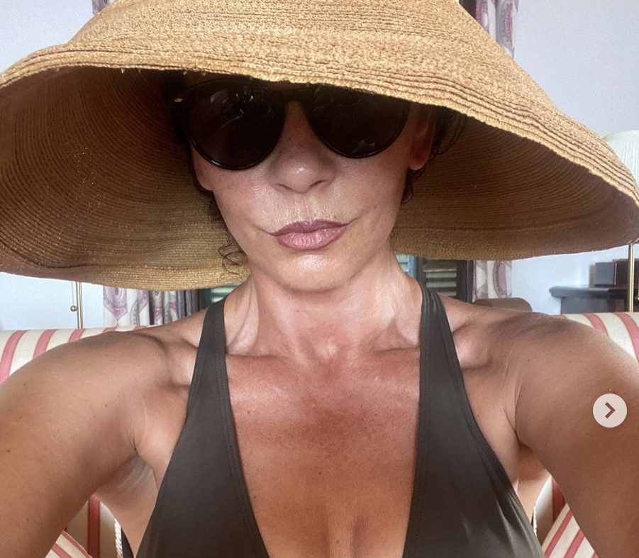 キャサリン・ゼタ＝ジョーンズ、深Vネックのセクシーなワンピース水着