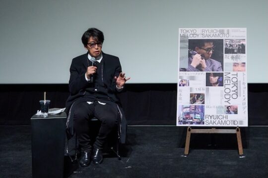 「坂本さんが今の時代に生きていたら、どういう風にAIと対決していたのか」岡村靖幸が語った坂本龍一の“音と言葉の力”