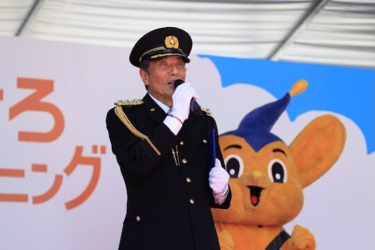 「皆さんは私の部下ということになります」舘ひろし、一日警察署長就任で“あぶない署長”ぶり発揮!